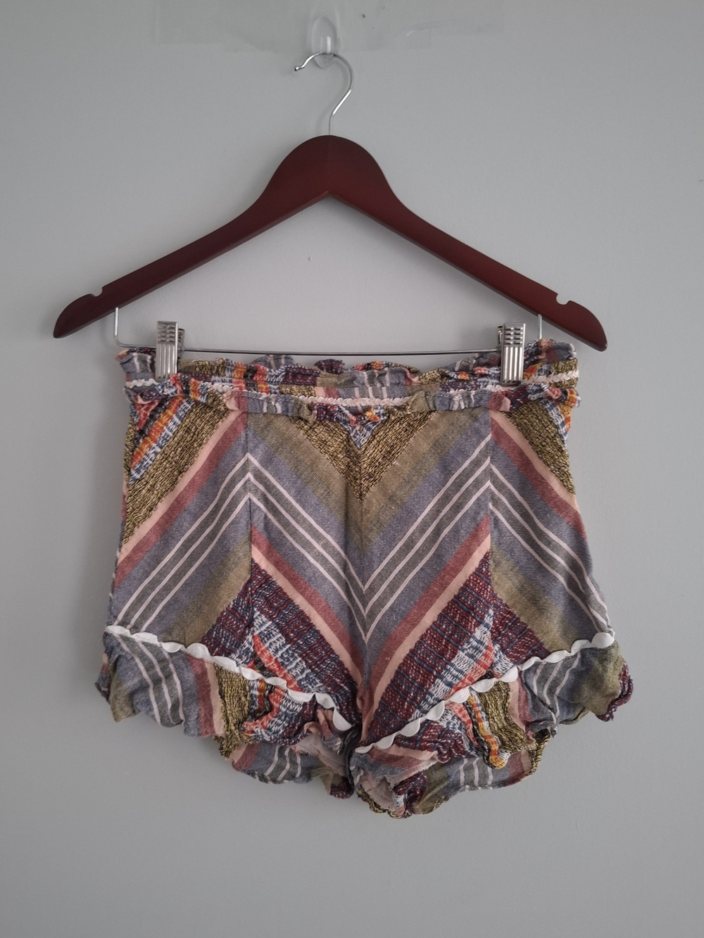 Red Carter Multicolor Chevron Ruffle Hem Shorts SZ M